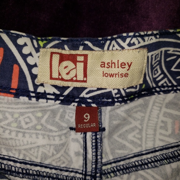 lei Patterned Shorts - Picture 3 of 4